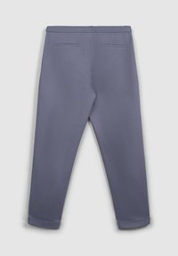 Pantaloni viola chiaro con una vestibilità sartoriale, dotati di tasche posteriori e orli arrotolati, realizzati in tessuto morbido per un aspetto pulito.