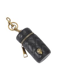Czarna skórzana cylindryczna torba z pikowanym wzorem, złotymi suwakami i elementami metalowymi, ozdobiona dekoracyjnym emblematem i uchwytem na breloczek.