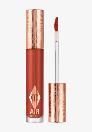 Rossetto liquido opaco color terracotta con tappo in oro rosa e applicatore a bacchetta con punta angolata a forma di piede di cerbiatto.