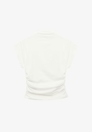Top bianco a maniche corte con collo alto e cuciture laterali arricciate, che creano un effetto plissettato sul torso.