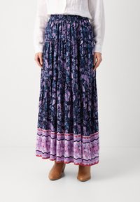Jupe maxi en tissu bleu marine avec un motif paisley en violet et teal. Caractérisée par une taille froncée et une bordure décorative rose et rouge.