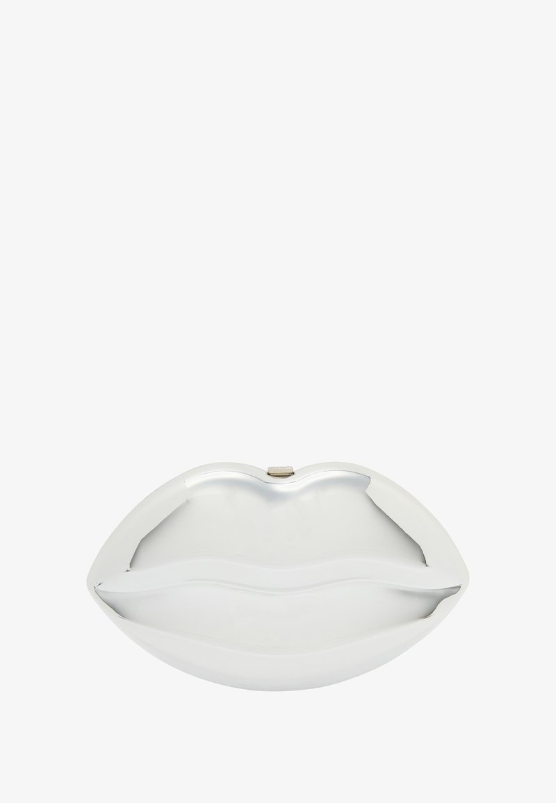 Metalická stříbrná kabelka ve tvaru rtů s hladkým, lesklým povrchem a jemnými vlnkovými detaily na rtech. Obsahuje malou sponu na zavírání.