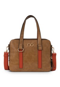 Sac à main en cuir brun gaufré crocodile avec deux poignées supérieures, accents rouges, quincaillerie dorée et une bandoulière réglable. Forme rectangulaire.