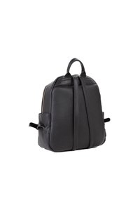 Zwarte leren rugzak met een gestructureerd ontwerp, voorzien van dubbele schouderbanden, ritssluiting en een gladde, gestructureerde afwerking.