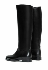 Stivali in pelle nera al ginocchio con finitura liscia, punta arrotondata e tacco basso a blocco. Presentano cuciture minimaliste e un design elegante.