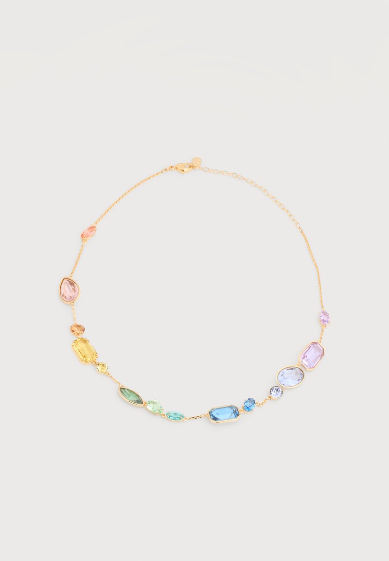Λεπτό χρυσό κολιέ με αλυσίδα που διαθέτει πολύτιμους λίθους σε διάφορα σχήματα και χρώματα, συμπεριλαμβανομένων ροζ, κίτρινων, πράσινων, μπλε και μοβ αποχρώσεων.