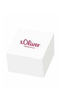 Caja de regalo blanca con un logo rojo de "s.Oliver" y la frase "FASHION FOR LIFE" impresa en la parte superior, inclinada para mostrar su forma tridimensional.