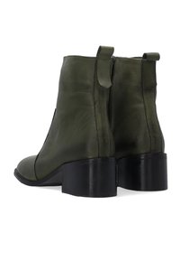 Pár olivově zelených kožených kotníkových bot s černými blokovými podpatky a poutky na zadní straně, zobrazeno z pohledu zezadu a zboku.