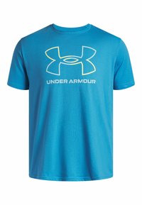 Camiseta de manga corta azul hecha de una tela suave que presenta un gran logo en blanco y amarillo de Under Armour en la parte frontal.