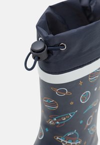 Marine Gummistiefel mit einem Kordelzug an der Oberseite. Verziert mit bunten, weltraumthematischen Grafiken, darunter Planeten und Raketen, am Schaft. Weiße Sohle.