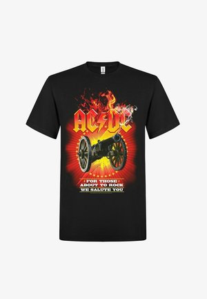Camiseta negra con logo flamígero de AC/DC sobre un cañón humeante y texto "Para aquellos a punto de rockear, los saludamos" en letras negritas.