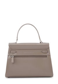 Sac à main structuré en cuir taupe doux avec une anse supérieure, un rabat avant et une poche arrière zippée. Présente un embossage subtil.