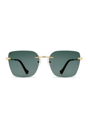 Gafas de sol cuadradas con lentes de color verde oscuro, acentos metálicos dorados y brazos de plástico negro. Almohadillas nasales transparentes y un mínimo detalle de hardware.