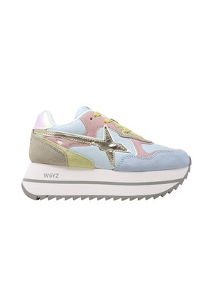 Sneaker chunky con pannelli in azzurro pastello, rosa, giallo e beige, accento a stella metallizzata e suola platform bianca spessa con strisce grigie.