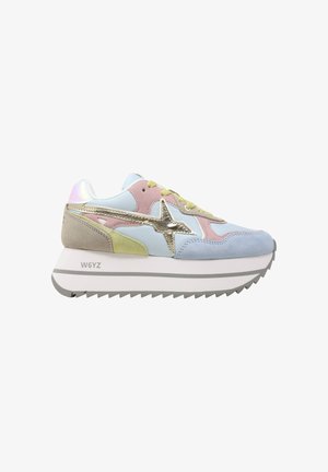 Sneaker chunky con pannelli in azzurro pastello, rosa, giallo e beige, accento a stella metallizzata e suola platform bianca spessa con strisce grigie.