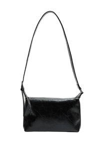Černá kožená taška na rameno s hladkým povrchem, obdélníkovým tvarem a jedním nastavitelným popruhem. Obsahuje zapínání na zip a minimalistický design.