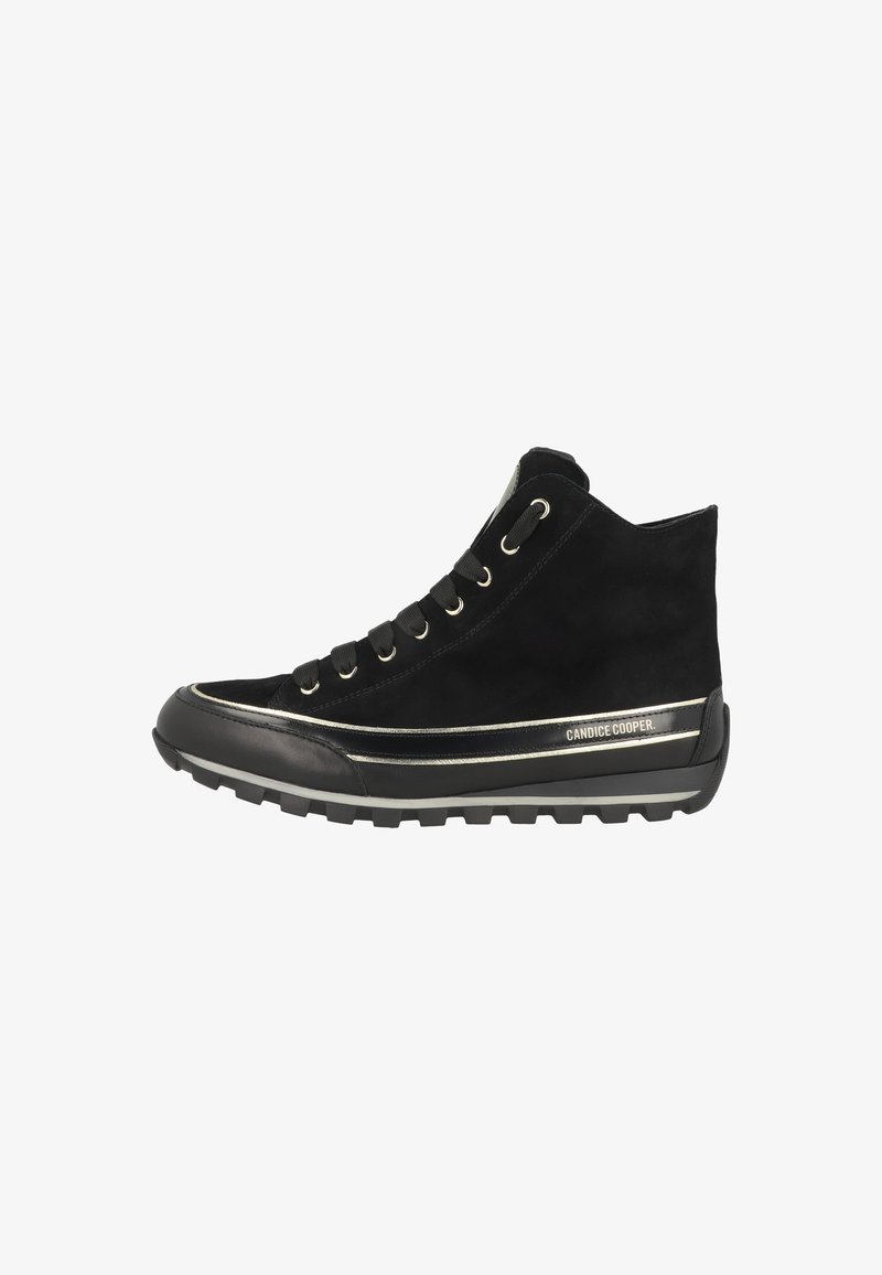 Schwarzer High-Top-Sneaker mit schwarzen Schnürsenkeln, metallischem Besatz, robustem Profil und "CANDICE COOPER"-Markierung an der Seite.