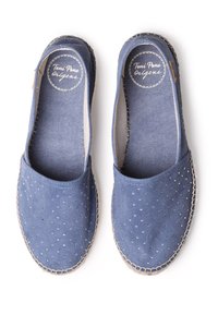 Blauwe canvas espadrilles met kleine zilveren studs, beige stiksels en een geweven jute zool. Ontworpen met een ronde neus en een instapstijl.