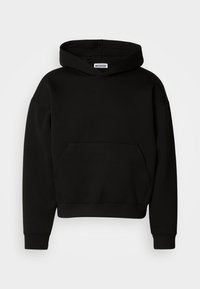 Czarna bluza z kapturem wykonana z miękkiej tkaniny, z przednią kieszenią, kapturem ze sznurkiem i prążkowanymi mankietami. Prosty design bez wzorów czy akcentów.