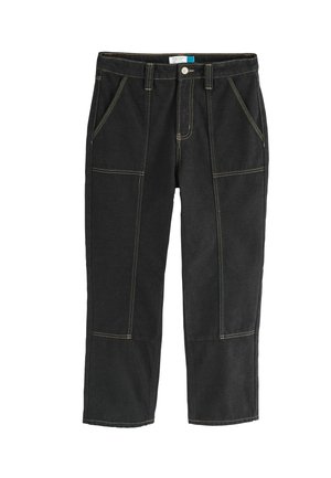 Czarne spodnie straight-leg z przednimi kieszeniami naszytymi, widocznymi jasnobrązowymi szwami, szlufkami na pasek oraz z zapięciem na guzik na białym tle.