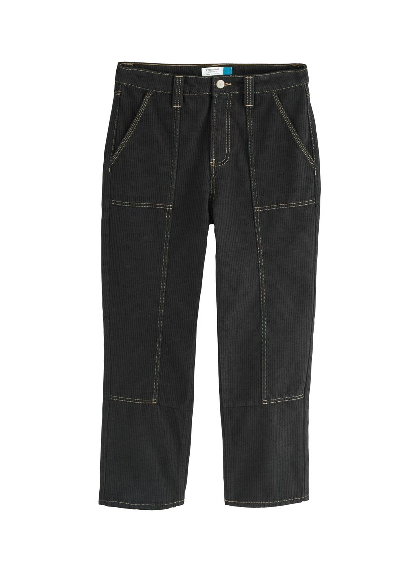 Czarne spodnie straight-leg z przednimi kieszeniami naszytymi, widocznymi jasnobrązowymi szwami, szlufkami na pasek oraz z zapięciem na guzik na białym tle.