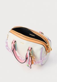 Bolso estructurado de cuero granuloso blanco con detalles en naranja, asas en rosa y verde, herrajes dorados y encantos pastel divertidos.
