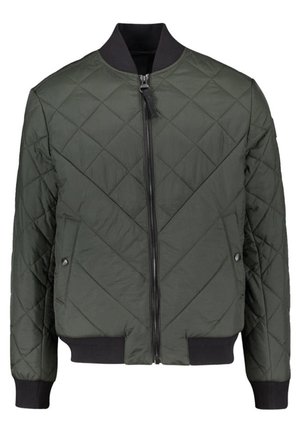 Pikowana oliwkowo-zielona kurtka bomberka z czarnymi ściągaczami na mankietach, kołnierzu i dole, z przodu zamek błyskawiczny oraz boczne kieszenie na zatrzaski.