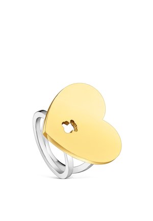 Anello in argento con una grande parte superiore a forma di cuore dorato e lucido che presenta un piccolo ritaglio a forma di personaggio.