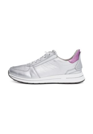 Zapatillas de deporte de cuero plateado con textura suave, entresuelo blanco y un acento rosa en el talón. Diseño con cordones y detalles cosidos.