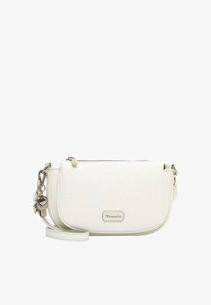 Bolso bandolera de cuero blanco con charms plateados en forma de corazón y cierre de cremallera, con una pequeña placa metálica con el logotipo de Tamaris.