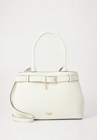 Sac à main en cuir blanc avec une forme structurée. Dispose d'une bandoulière amovible, de ferrures dorées et d'un accent boucle avec un charme.
