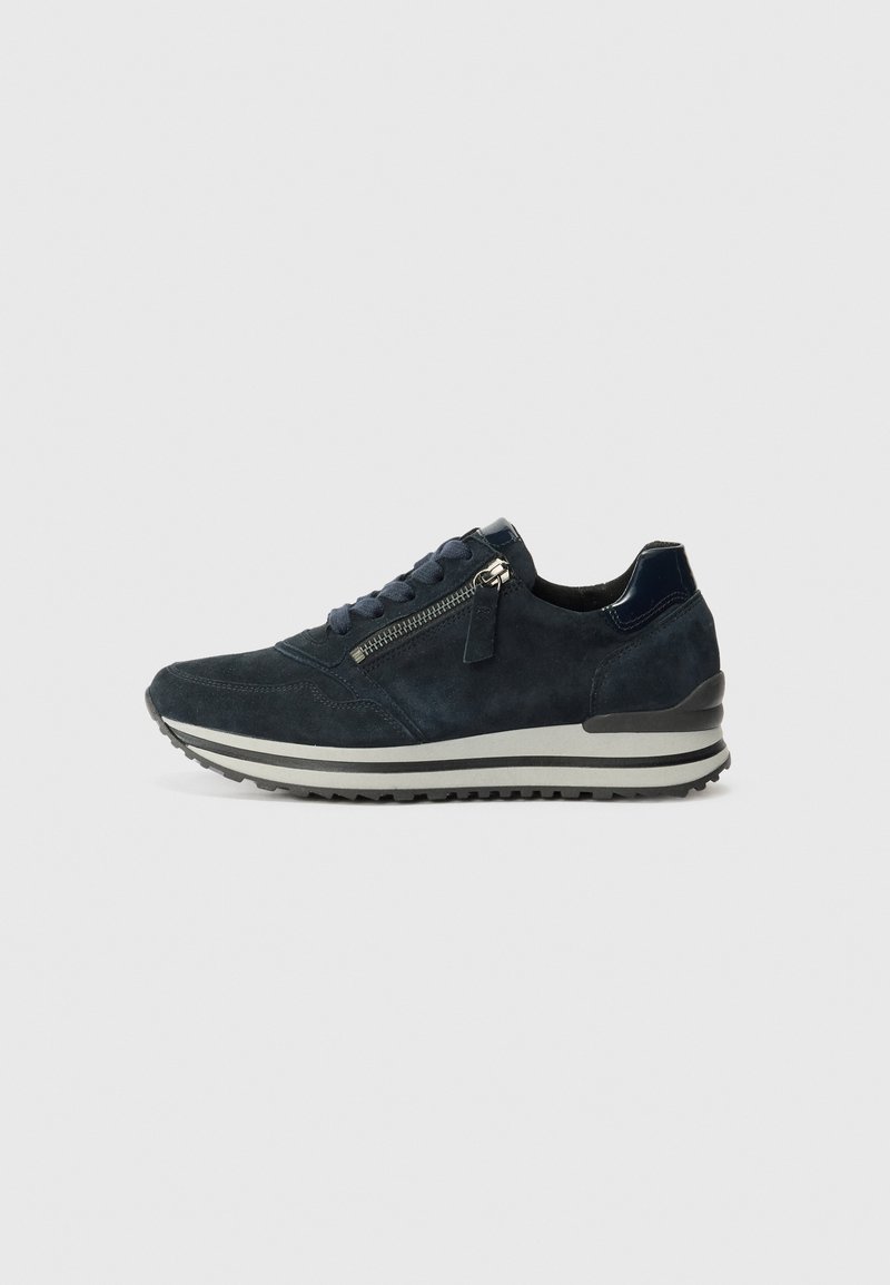 Zapatilla de ante azul marino con paneles texturizados, parte delantera con cordones, detalle de cremallera lateral y una media suela blanca contrastante con una suela negra texturizada.