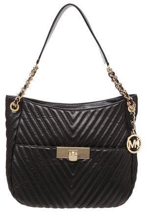 Zwarte, gewatteerde leren handtas met gouden kettinghengsel, voorklipsluiting en een ronde Michael Kors logo charme die aan het handvat hangt.