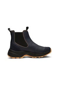 Botas Chelsea impermeables de color azul marino con paneles laterales elásticos negros, suelas de goma y costuras naranjas en contraste. Cuenta con tiradores para facilitar el uso.