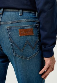 Wrangler TEXAS - Vaqueros rectos - rouge