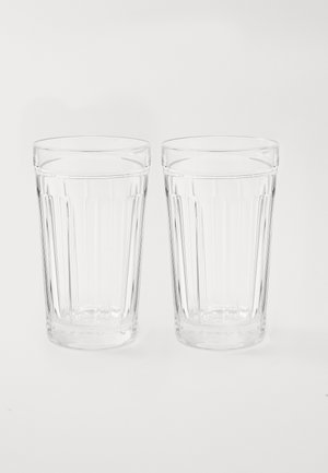 Bicchieri di vetro trasparente con una texture a righe verticali, forma leggermente conica e bordo liscio. Due bicchieri posizionati affiancati.