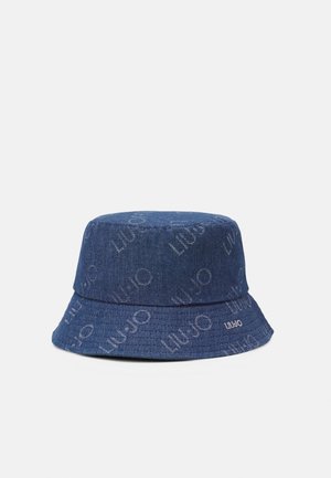 Denim bucket hat med syet gentaget "LIU JO" logo mønster og en bredere skygge, vist mod en ensfarvet hvid baggrund.