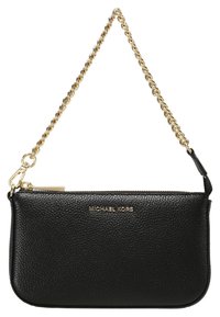 Bolsita de cuero negro con textura granulada, correa de cadena en tono dorado y cierre con cremallera. Presenta el logo de Michael Kors en dorado en la parte frontal.