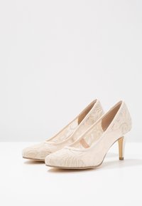 Anna Field Pumps - white