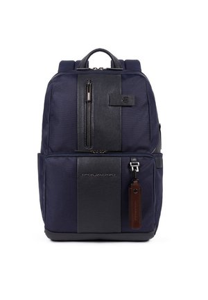 Zaino blu navy con un tessuto testurizzato e un pannello in pelle liscia. Presenta una tasca frontale con zip e un'etichetta in pelle removibile.