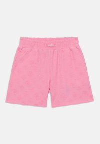 Shorts en éponge rose avec une taille élastique, présentant un motif texturé et des poches latérales. Étiquette de logo visible à la taille.