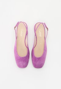 Ružové semišové slingback ploché topánky s okrúhlou špičkou a jedným zlatým prackovým pásikom. Stielka je béžová s embosovaným logom.