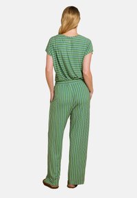 Groen gestreepte outfit met een kort mouwtop en wijde broek. Zachte stof met afwisselend smalle en brede strepen in wit en blauw.