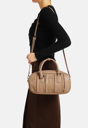Borsa a mano in pelle beige con due manici superiori e una tracolla regolabile. Presenta un design plissettato e un logo sul davanti.