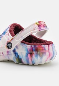 Crocs CLASSIC TIE DYE UNISEX - Mules - garnet/multi-coloured