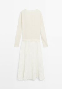 Langärmliges Kleid in hellem Beige mit einem strukturierten, plissierten Rock. Rundhalsausschnitt mit einem schlichten Design und einer fließenden A-Linie-Silhouette.