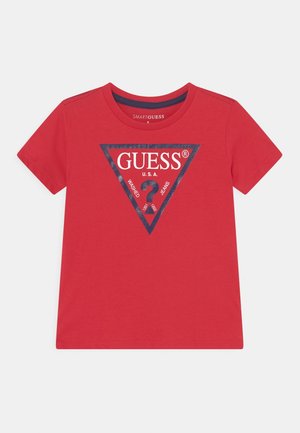 Rood T-shirt met korte mouwen, met een marineblauw driehoek logo en witte ""GUESS U.S.A."" tekst en een vraagteken in het midden.
