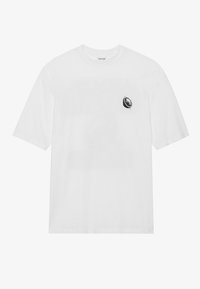Hvid bomulds T-shirt med et rundt sort grafisk design på venstre brystområde. Korte ærmer og rund hals. Enkel, klassisk form.