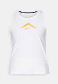 Witte mouwloze sporttop met een geel, bliksemschicht-vormig berglogo en een klein Nike-swoosh op de borst, gelabeld "Nike Trail" aan de binnenkant van de kraag.