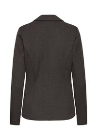 Blazer a spina di pesce marrone scuro con colletto strutturato e maniche lunghe. Il tessuto strutturato aggiunge profondità al design formale.